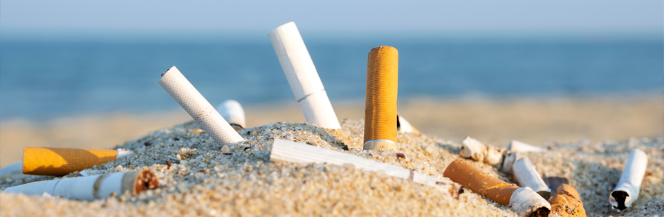 plage avec mégot de cigarette